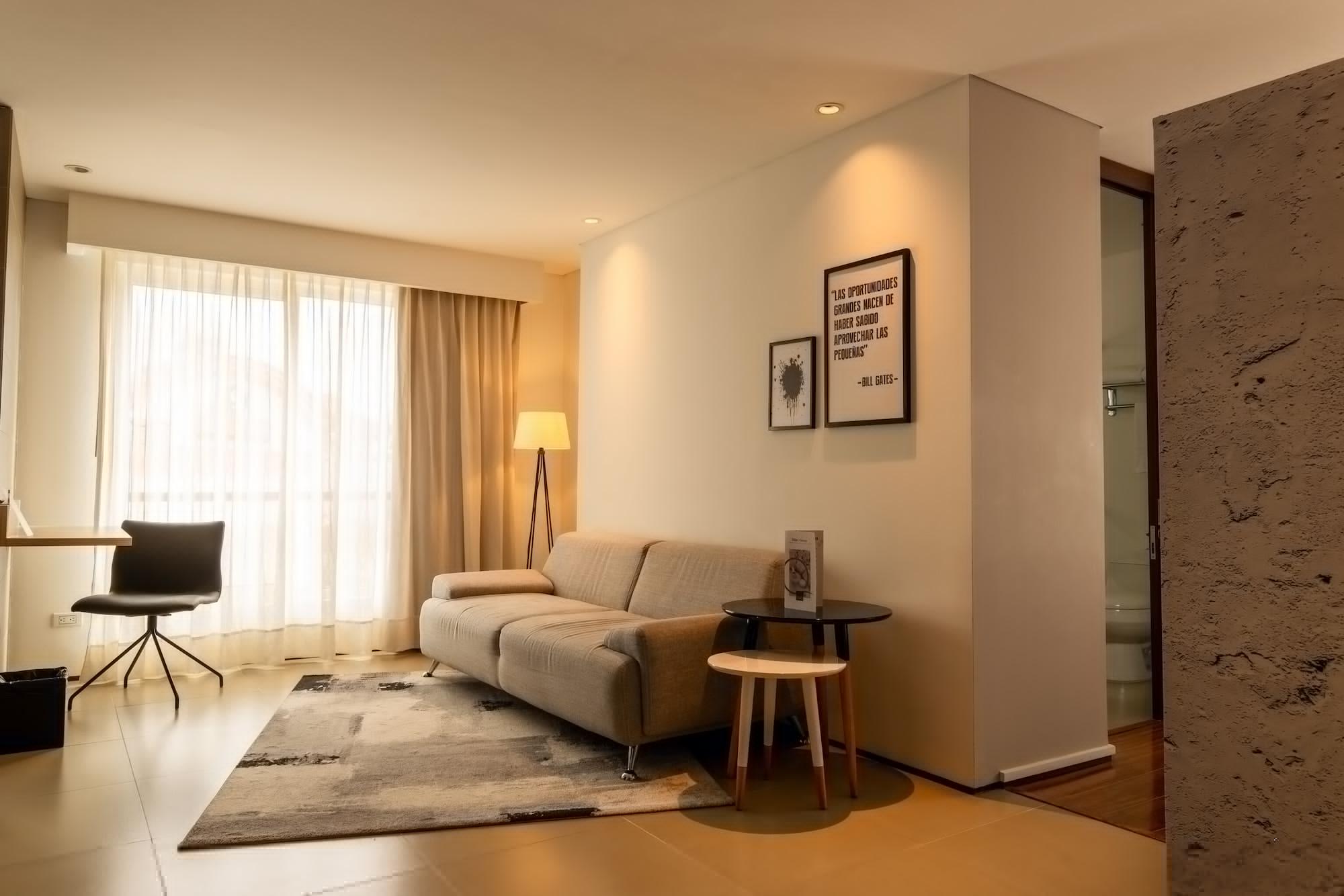 Quo Quality Hotel Manizales Buitenkant foto A living room with a sofa