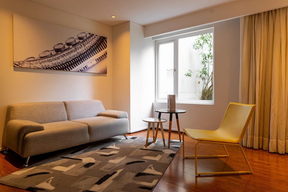 Quo Quality Hotel Manizales Buitenkant foto A living room in a hotel
