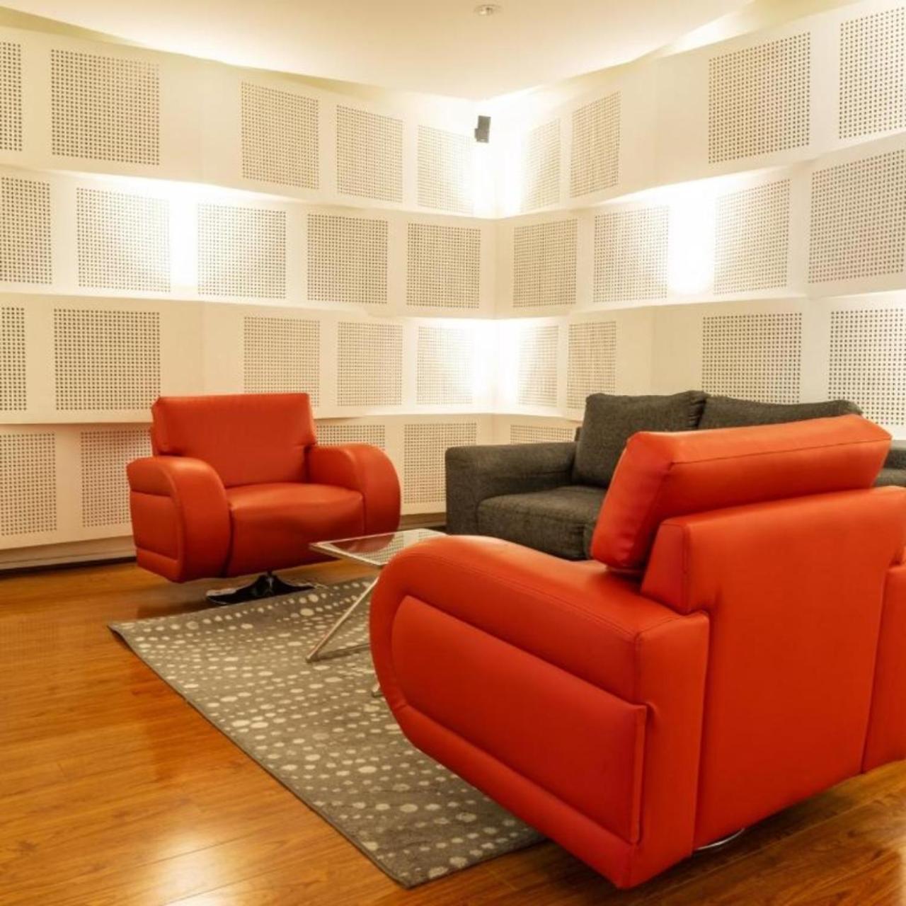 Quo Quality Hotel Manizales Buitenkant foto A room with sound absorbing wall panels