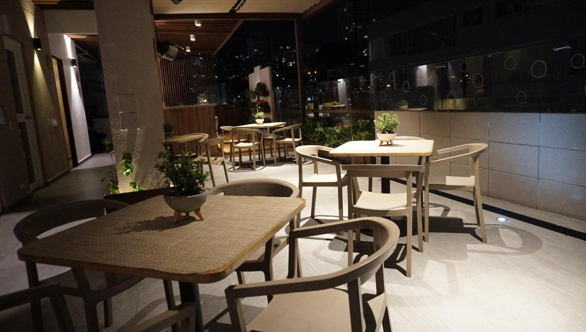 Quo Quality Hotel Manizales Buitenkant foto The interior of the restaurant