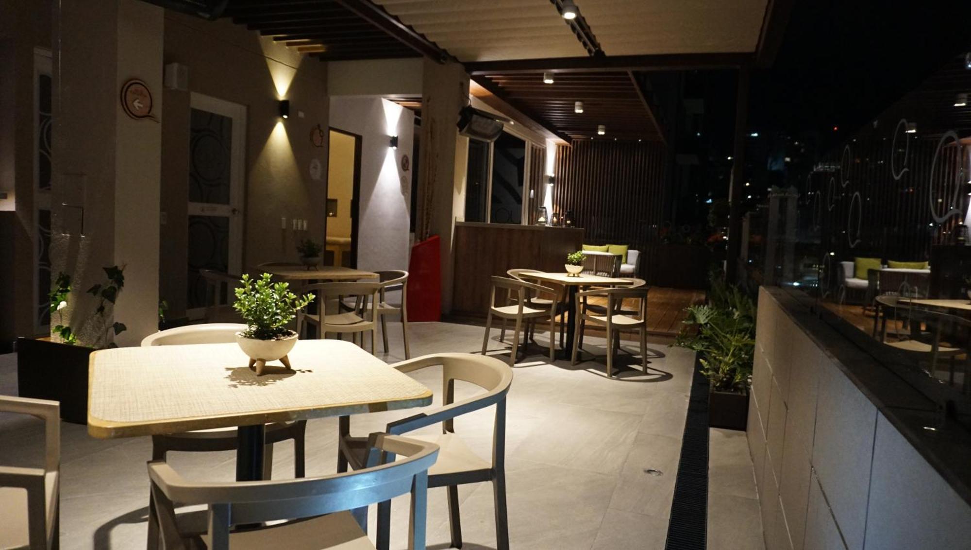 Quo Quality Hotel Manizales Buitenkant foto The interior of the restaurant