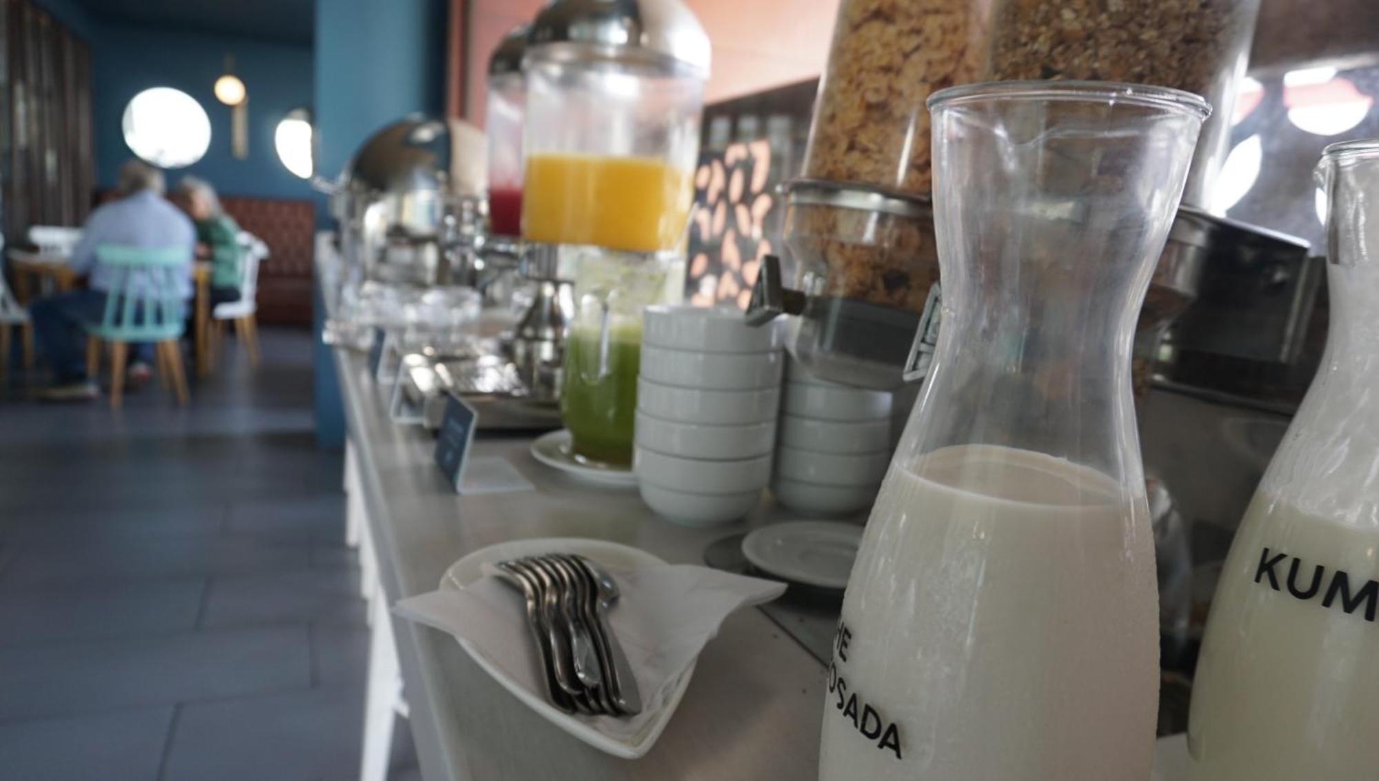 Quo Quality Hotel Manizales Buitenkant foto A carafe of raki