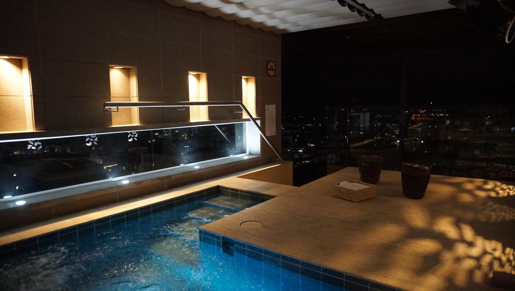 Quo Quality Hotel Manizales Buitenkant foto The rooftop pool at the hotel