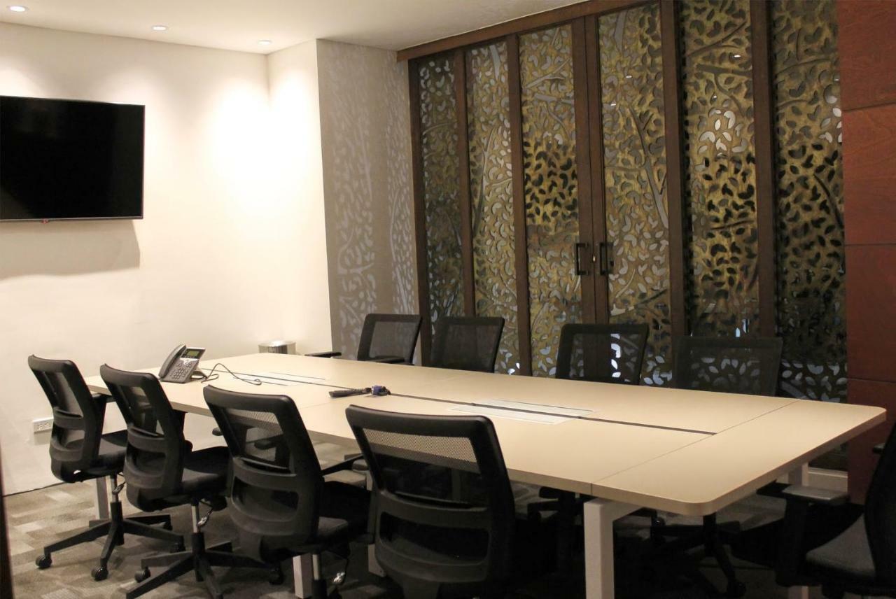 Quo Quality Hotel Manizales Buitenkant foto A meeting room at the headquarters of the National University of Ireland, Galway