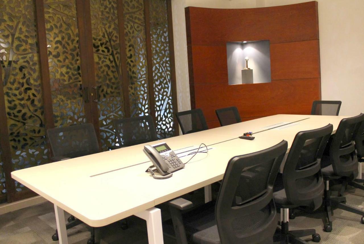 Quo Quality Hotel Manizales Buitenkant foto A conference room equipped with a videoconferencing system