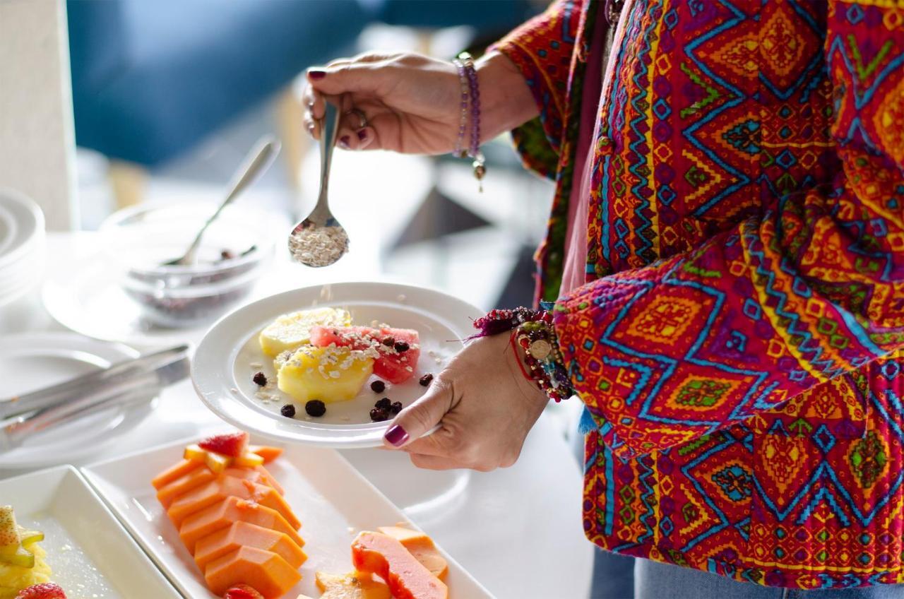 Quo Quality Hotel Manizales Buitenkant foto A woman using a spoon